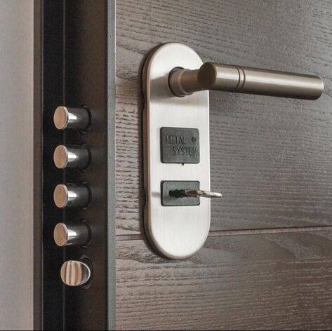 A lock and door knob that has been installed by a handyman in Arlington, Texas.